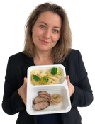 Agnieszka z pudełkiem cateringu Eat Fit