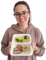Marta z pudełkiem cateringu Eat Fit