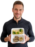 Paweł z pudełkiem cateringu Eat Fit