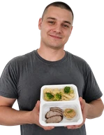 Tomek z pudełkiem cateringu Eat Fit
