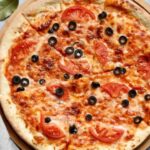 Zdrowa pizza bez drozdzy i proszku do pieczenia szybki przepis 1 900x370 1