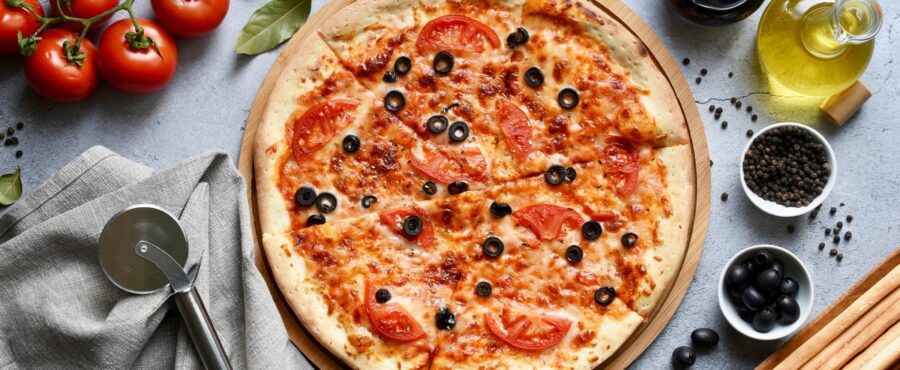 Zdrowa pizza bez drozdzy i proszku do pieczenia szybki przepis 1 900x370 1