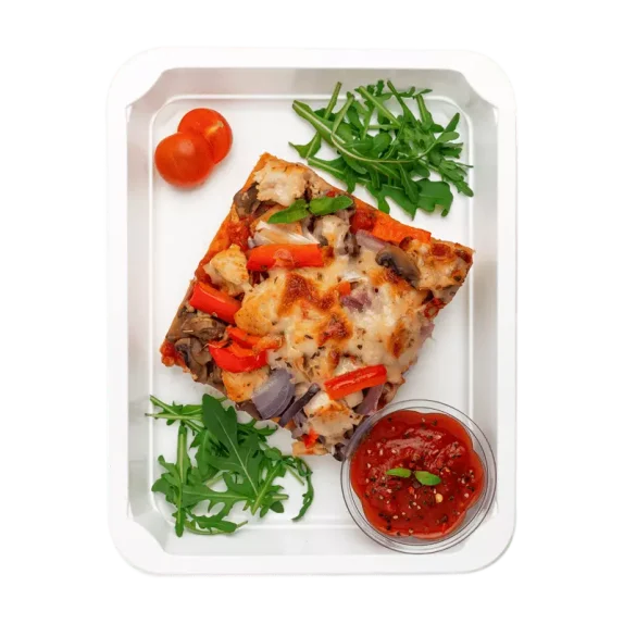 Porcja prostokątnej pizzy z serem, czerwoną papryką, pieczarkami i czerwoną cebulą. Obok znajduje się porcja rukoli, dwa pomidorki koktajlowe oraz mały pojemnik z sosem pomidorowym.