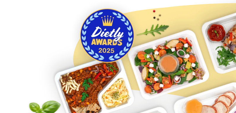 Kolorowa kompozycja z kilku pojemników z daniami dietetycznymi – sałatką, chili con carne, daniem z sosem pomidorowym i innymi potrawami. Na środku widoczny niebieski emblemat z napisem ‘Dietly Awards 2025’ i złotą koroną, symbolizujący nagrodę kulinarną.