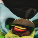 Dieta pudełkowa czy gotowanie w domu? Porównanie kosztów, czasu i wygody